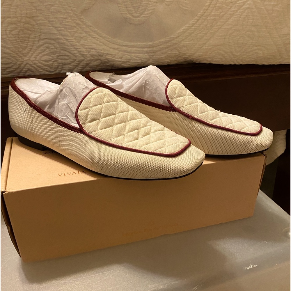 Vivaia Winter white edged in maroon quilted top loafer size Eu 42